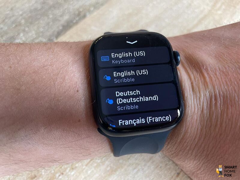 Man sieht die verschiedenen Möglichkeiten, um zu antworten, auf der Apple Watch Series 7.